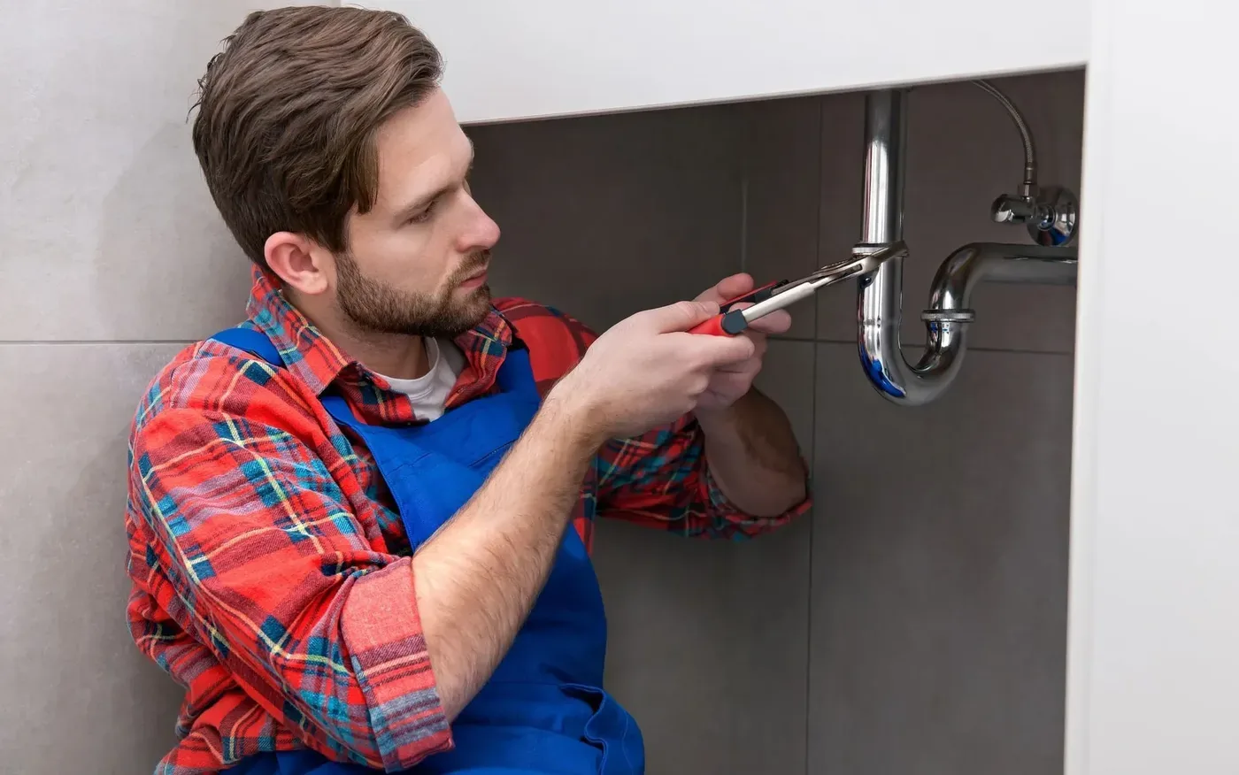 Plombier remplaçant un mitigeur Grohe lors d'un dépannage à Bagneux